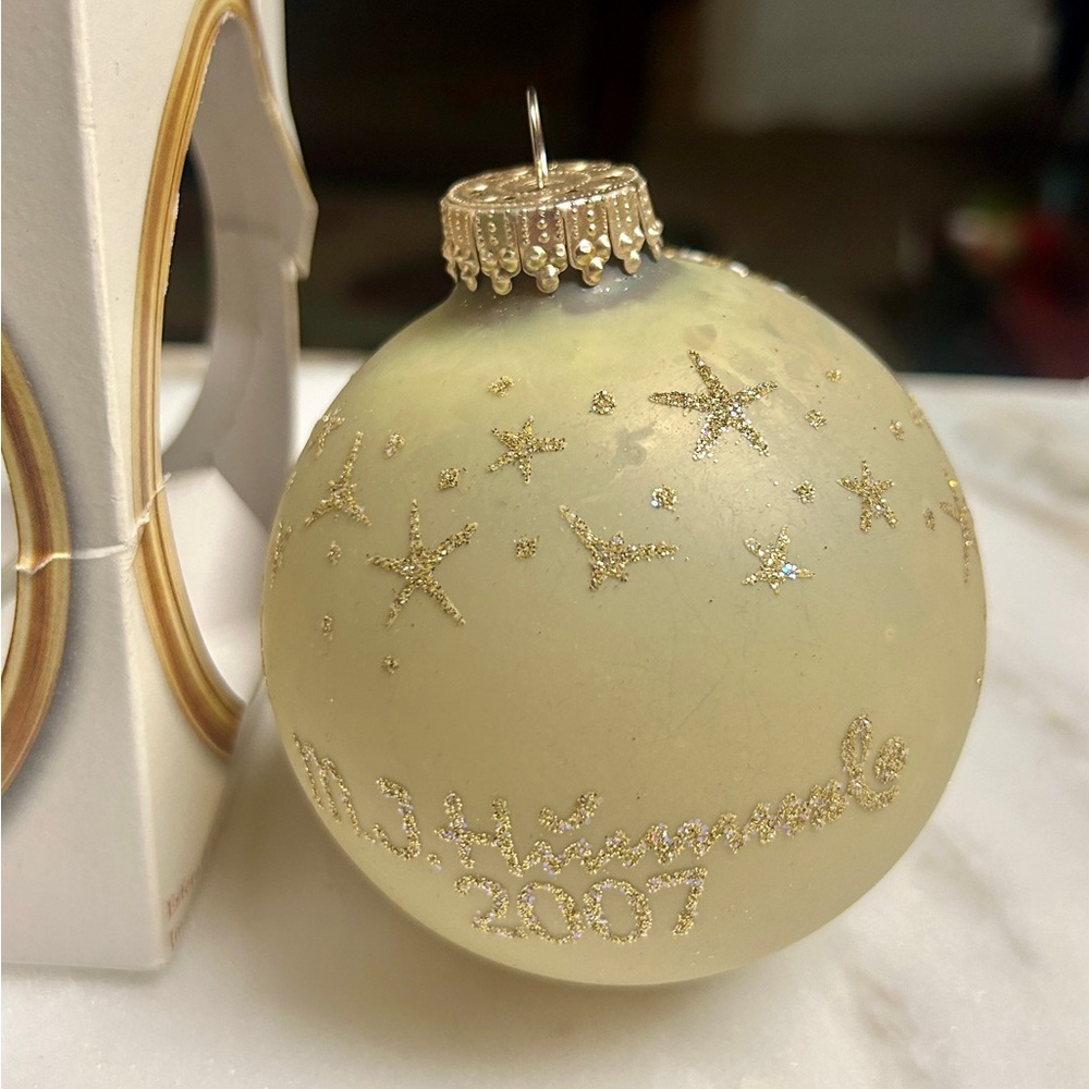 Schmid Berta Hummel • White & Gold Glass Christmas Ornament W/ Angel Design - Picture 13 of 14